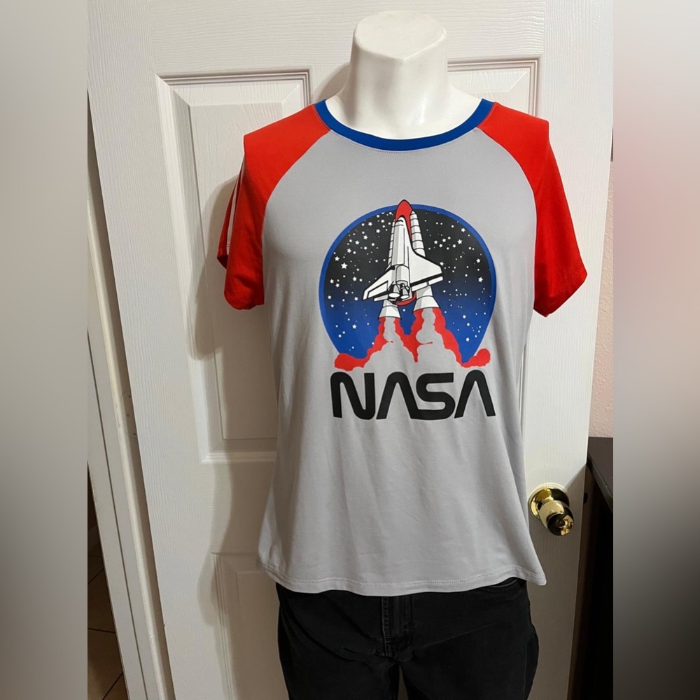 (9) Wound Up Gray Red and Blue Nasa t -shirt